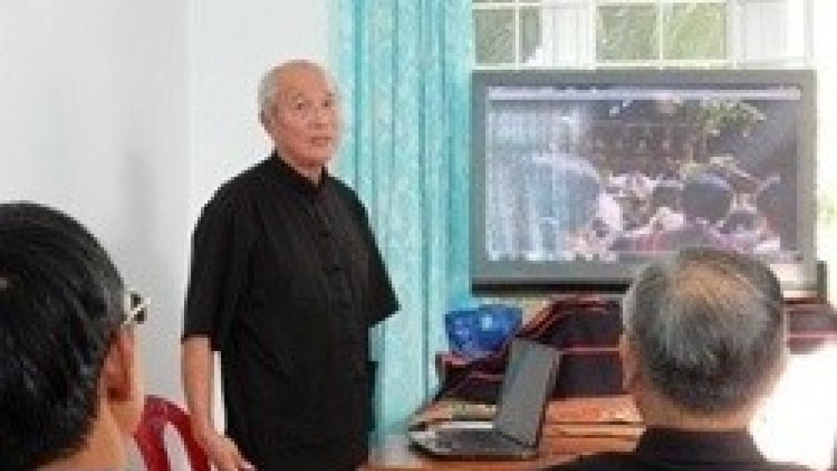 El padre Joseph, veterano misionero redentorista entre el pueblo Jarai, explica sus experiencias