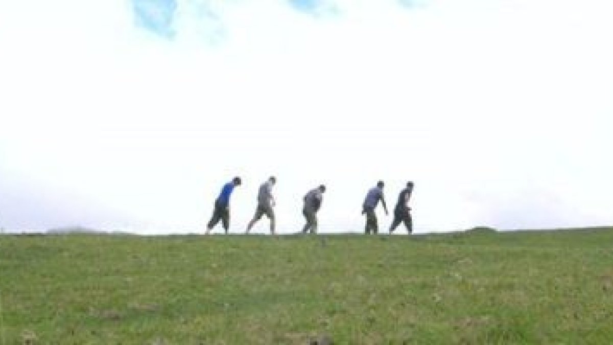 Footprints es hierba verde, cielo inmenso, caminantes agotados y ermitas para orar
