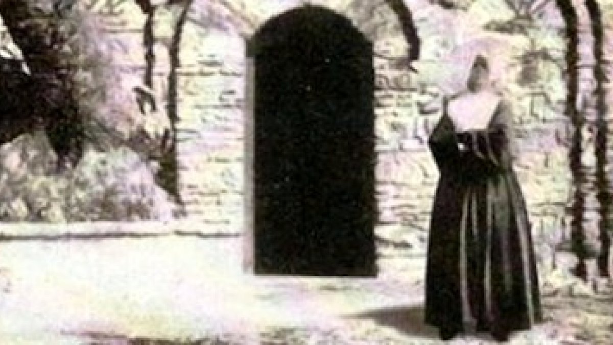 La hermana Marie, ante la casa de la Virgen en Éfeso.