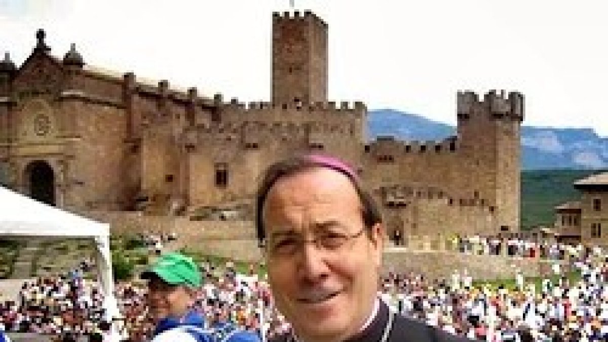 El arzobispo de Pamplona y obispo de Tudela, ante el castillo de Javier (Navarra).