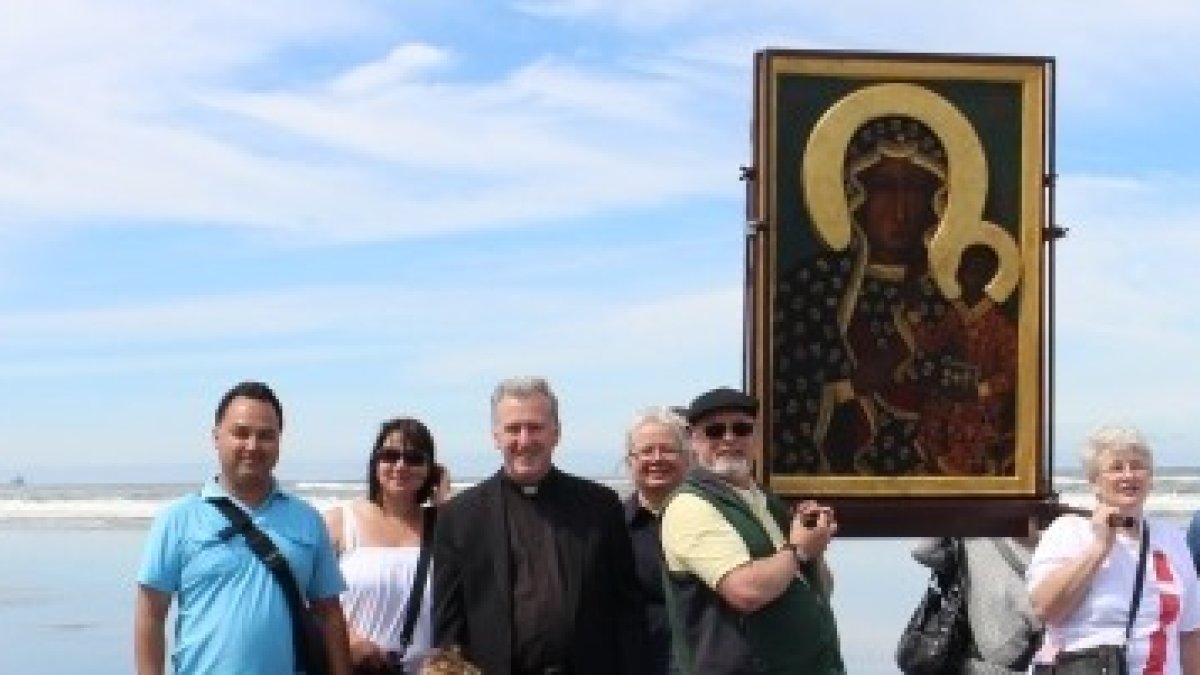 El icono de la Virgen Negra de Czestochowa salió de la costa pacífica siberiana... y aquí está en la costa pacífica americana, en Oregón...
