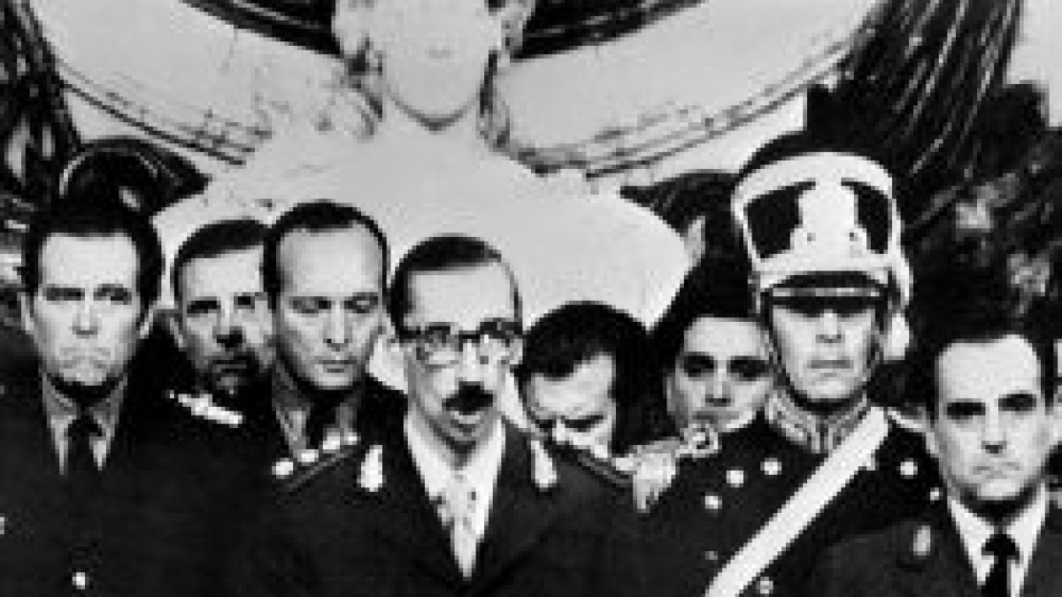 El general Videla en una imagen emblemática del llamado Golpe Cívico-Militar de 1976 en Argentina
