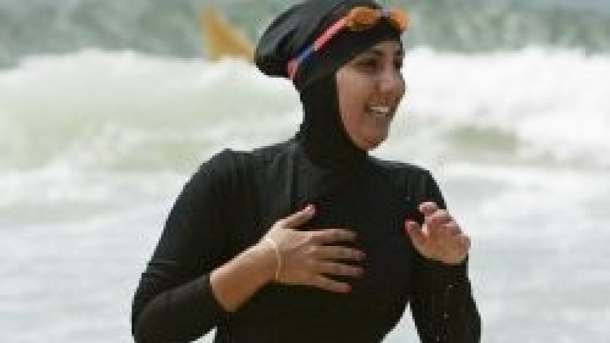 Una mujer musulmana se baña con burkini en las playas de Francia