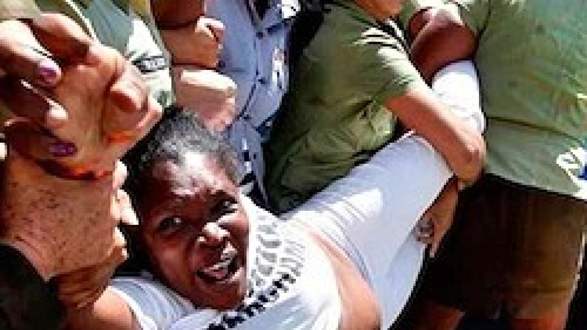 Además de la represión policial, el régimen envió a sus partidarios a insultar y vejar a los opositores.