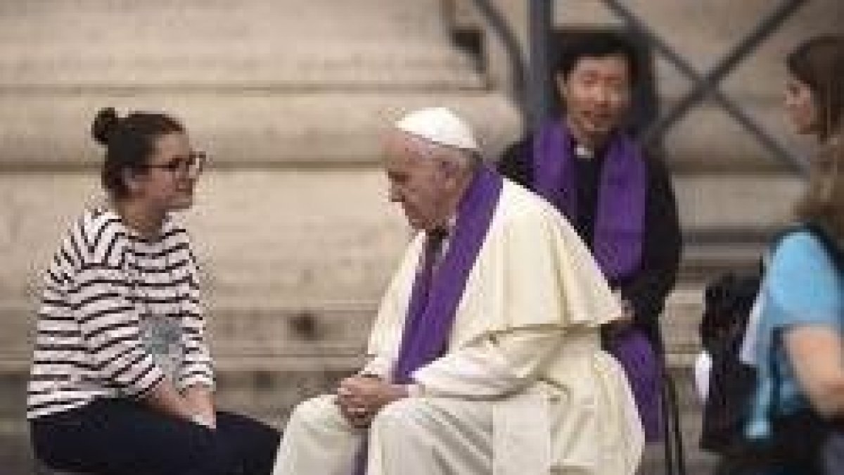 Francisco por sorpresa se colocó a confesar en el Jubileo de los Adolescentes este 23 de abril