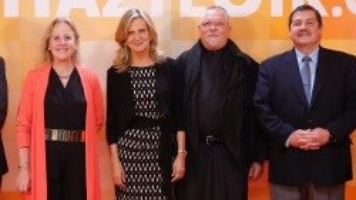 De izq a drcha, Lourdes Méndez, Isabel Sansebastián, el padre Jens y Alejandro Bermúdez