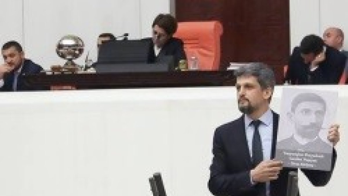 El diputado cristiano Garo Paylan pide investigar el asesinato de todos los diputados cristianos armenios en 1915, mostrando sus fotos