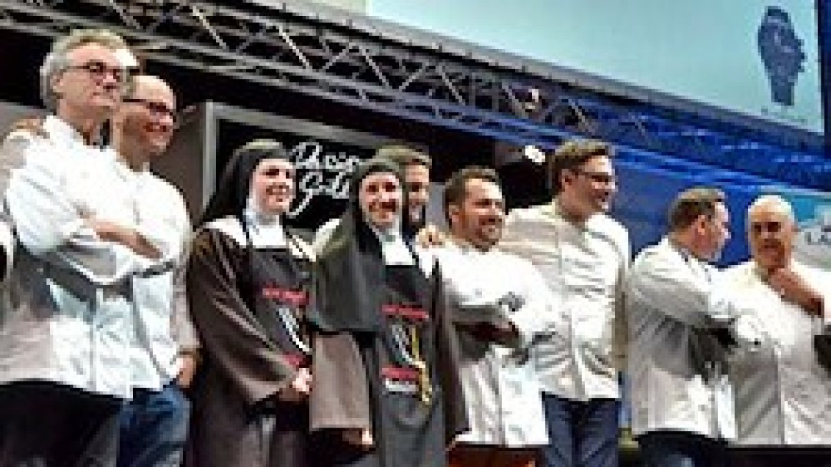 Entre algunos de los mejores chefs de España, dos clarisas expertas en chocolate.