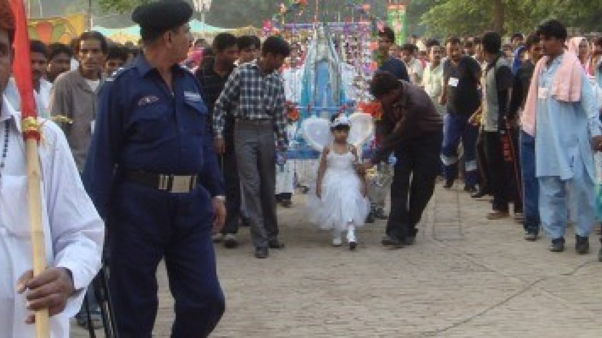 Procesión de la Virgen en Mariamabad, el gran santuario mariano de Pakistán, al que acuden cristianos, pero también musulmanes