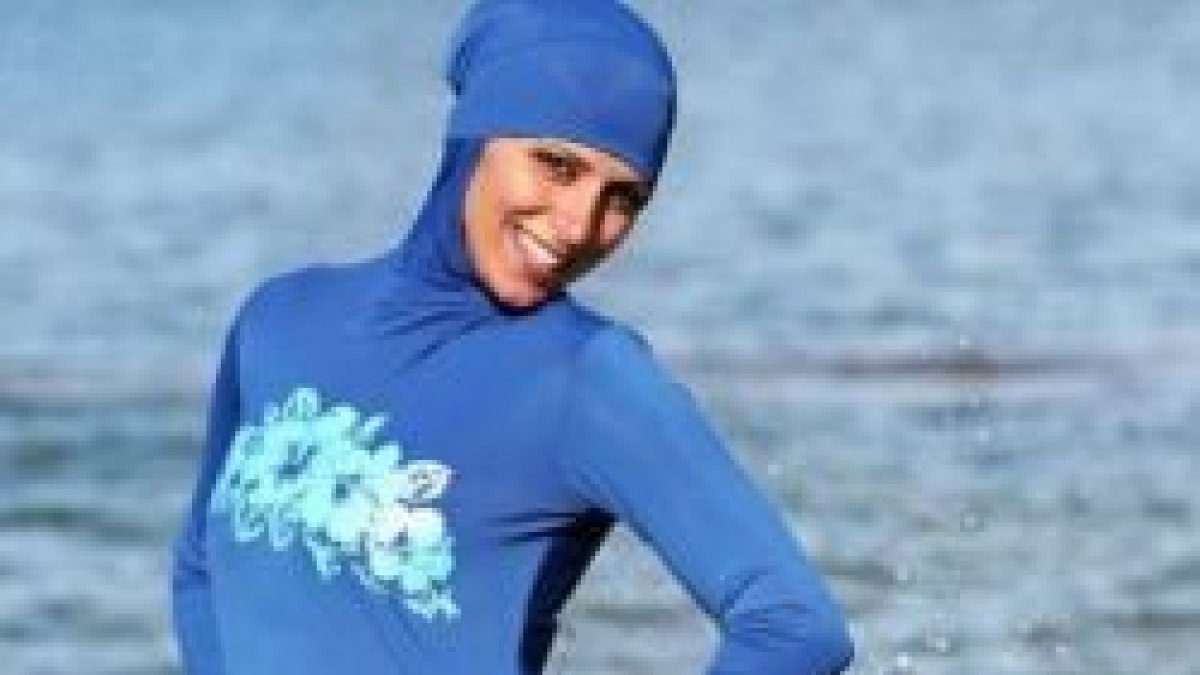 Una mujer musulmana con burkini en la playa