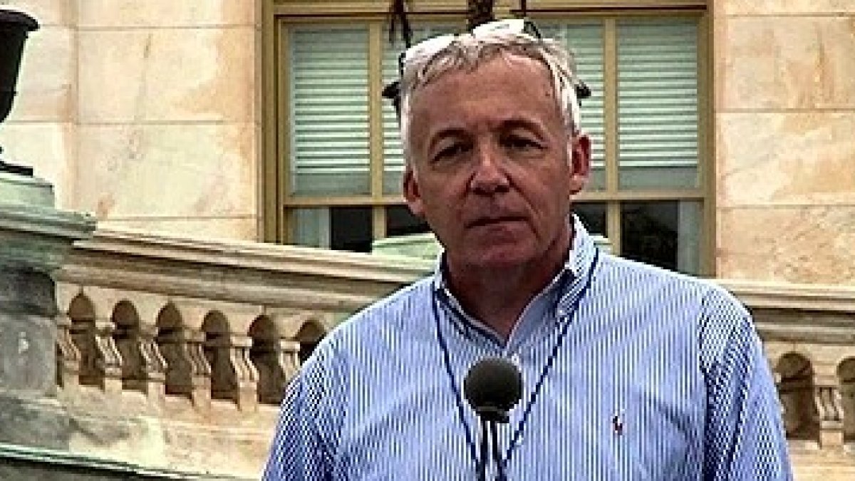 Doug Mainwaring interviene en una manifestación por el matrimonio y la familia.