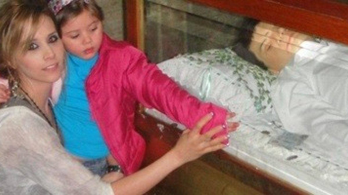 Paulina Gálvez, la mamá, con la pequeña curada milagrosamente, Ximena Guadalupe, junto a los restos del joven mártir José Sánchez del Río