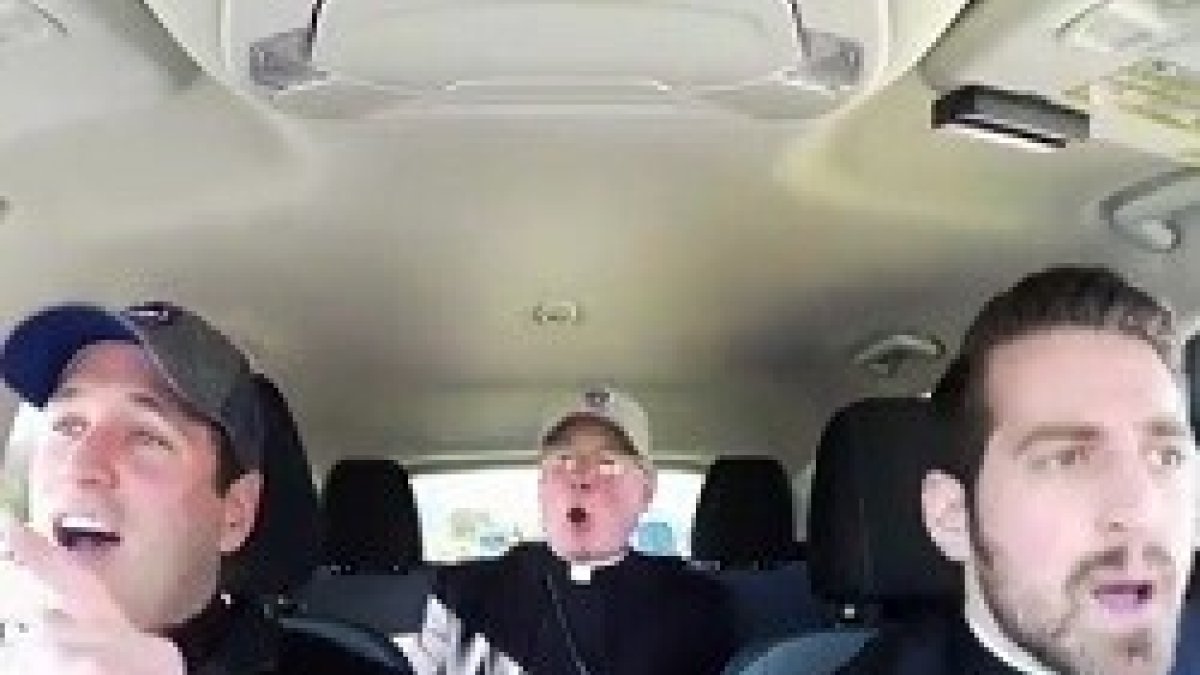 En el coche, el obispo canta canciones de moda junto a dos sacerdotes