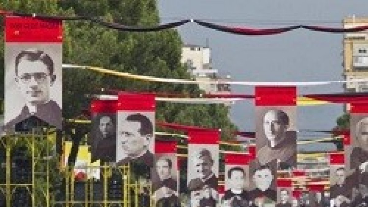 Fotografías en las calles de Tirana de los mártires católicos