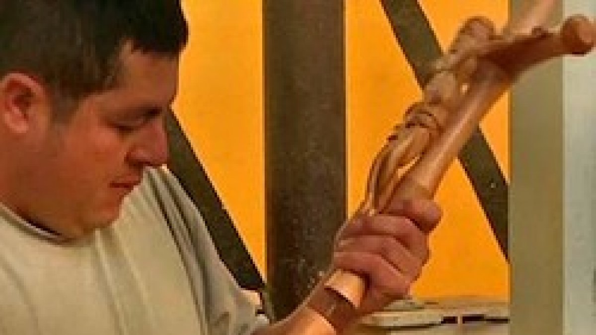 El báculo que portará Francisco ha sido tallado en madera y ya está prácticamente listo.