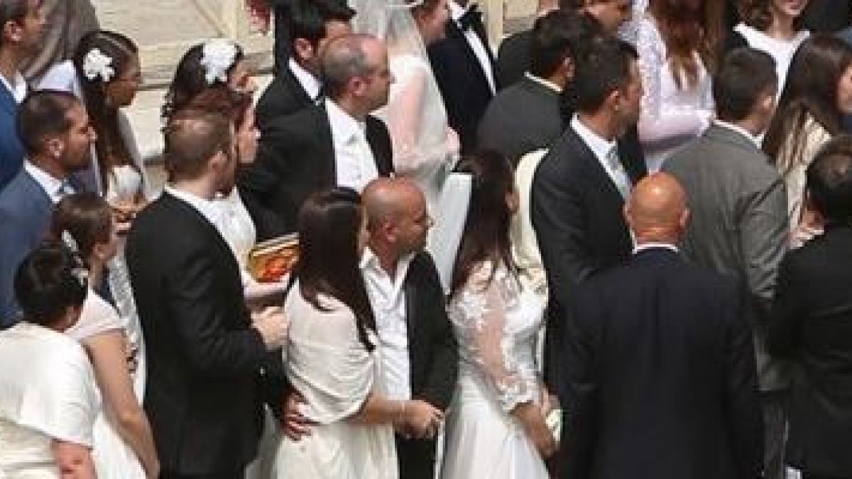 Francisco en uno de sus encuentros con matrimonios recientes... su exhortación habla de la Virgen en la familia