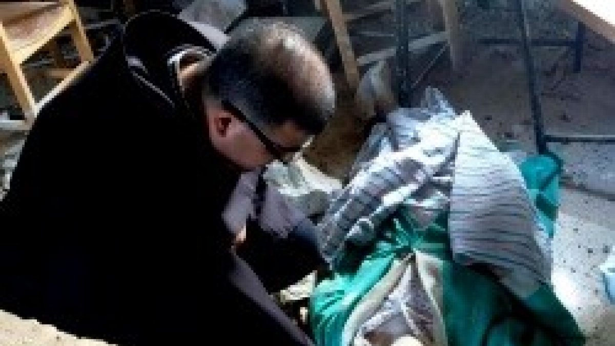 El padre Ibrahim ha difundido esta foto en la que bendice a la anciana fallecida a causa de los misiles en el asilo franciscano de Alepo