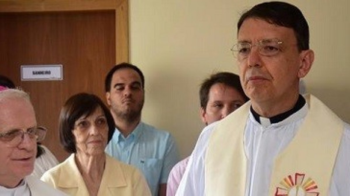 El padre Lodi da Cruz junto al obispo de Anápolis