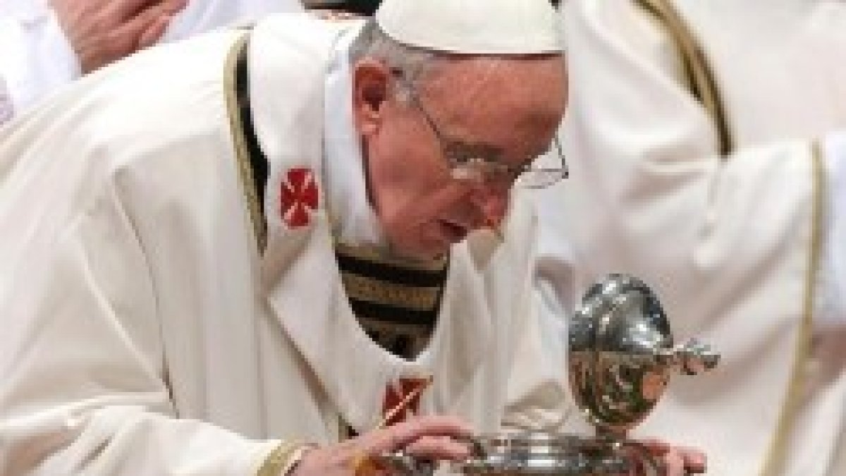 Francisco bendice los óleos sagrados en una Misa Crismal