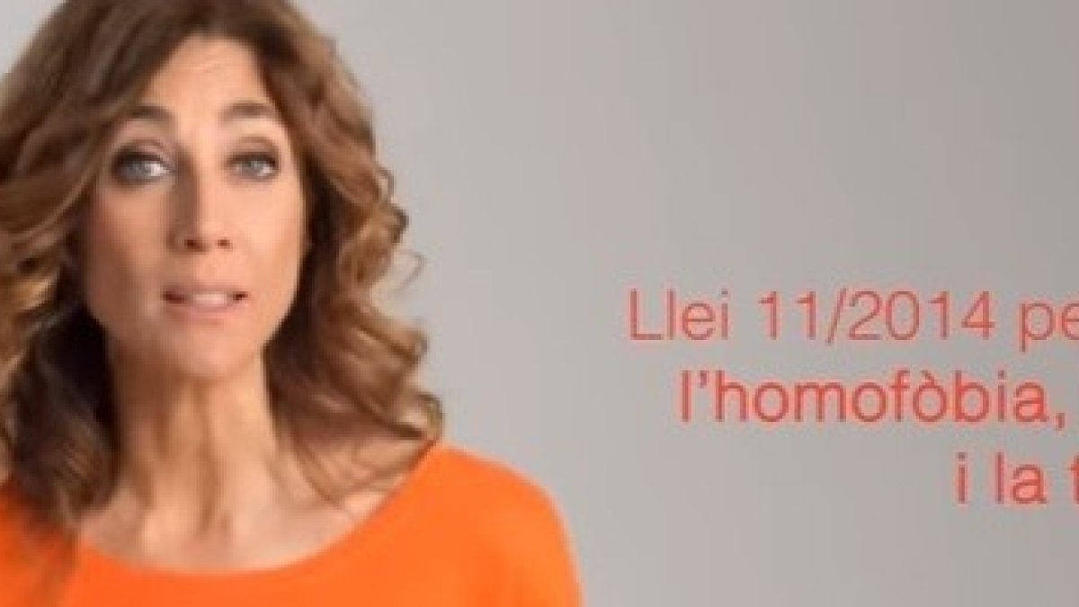 En el vídeo, la popular presentadora Helena García Melero presenta la delación de vecinos como si fuera un servicio cívico