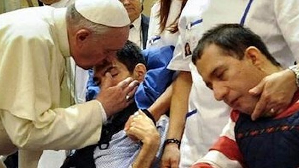 Las obras de misericordia son la ocasión de mostrar al prójimo el amor de Dios, dice el Papa.