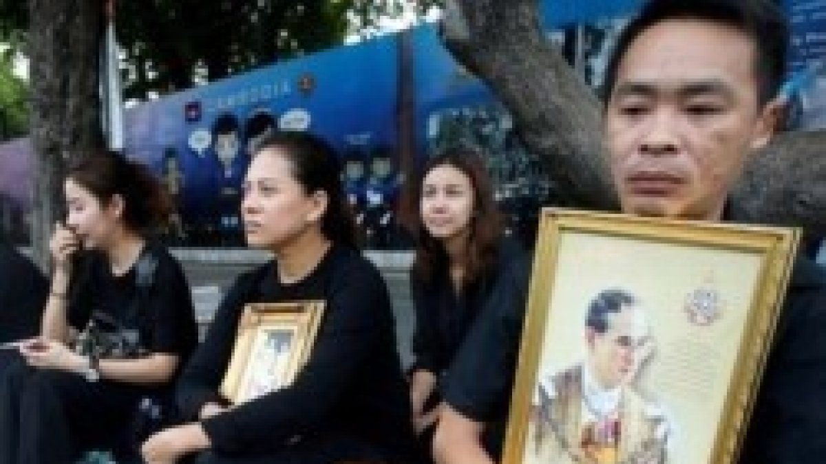 Los tailandeses han salido a las calles a expresar su luto por el rey - los obispos piden orar un año por él