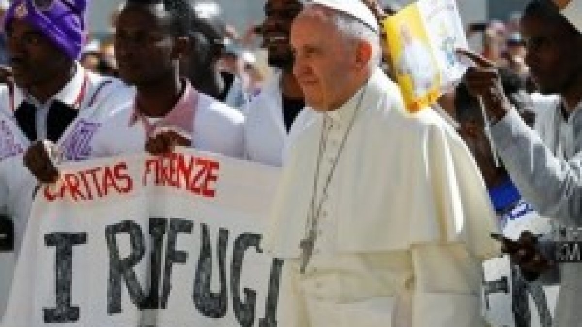 El Papa con los refugiados que vinieron a la audiencia con Cáritas Florencia