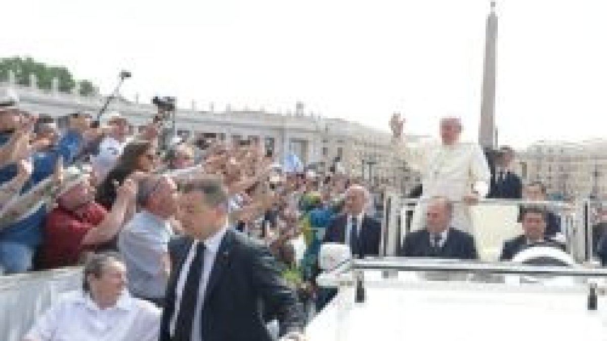 Francisco recorre en papamóvil los pasillos entre la multitud de peregrinos en la Plaza de San Pedro