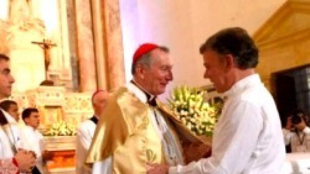 El presidente colombiano, Juan Manuel Santos, con el cardenal Parolin, enviado del Papa, en la oración en Cartagena de Indias