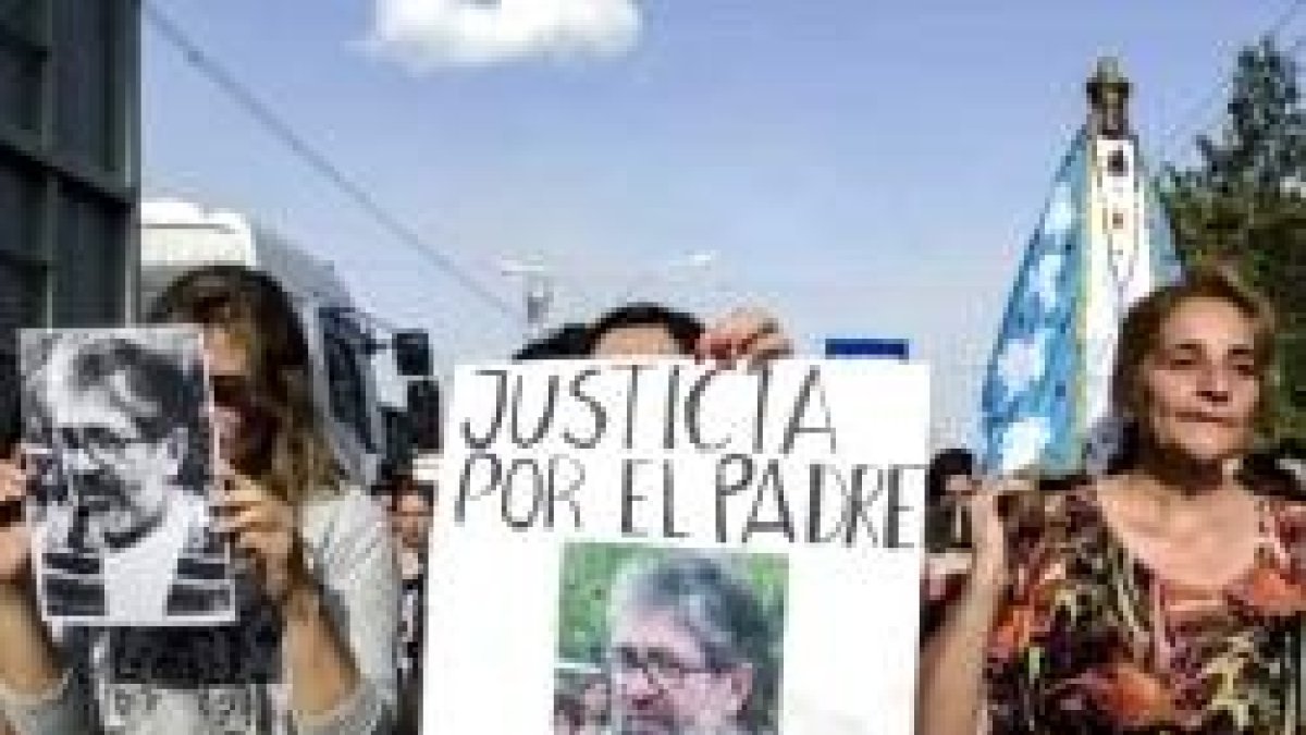 La muerte del padre Juan Viroche no está nada clara... feligreses y curas villeros creen que fue asesinato, no suicidio