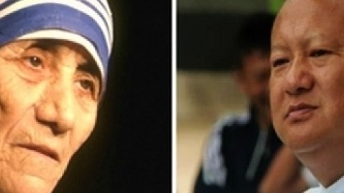 Madre Teresa y el padre jesuita Kinley Tshering, primer sacerdote católico de Bután, y quizá el primer converso del país