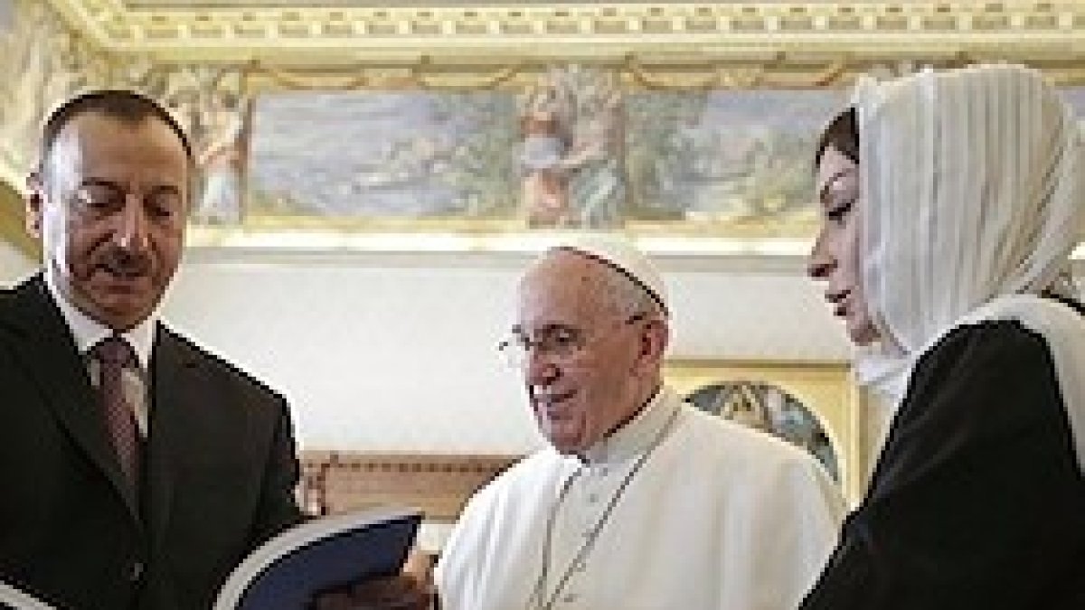 Francisco recibió al presidente de Azerbaiyán, Ilham Aliyev, y a su esposa en marzo de 2015.