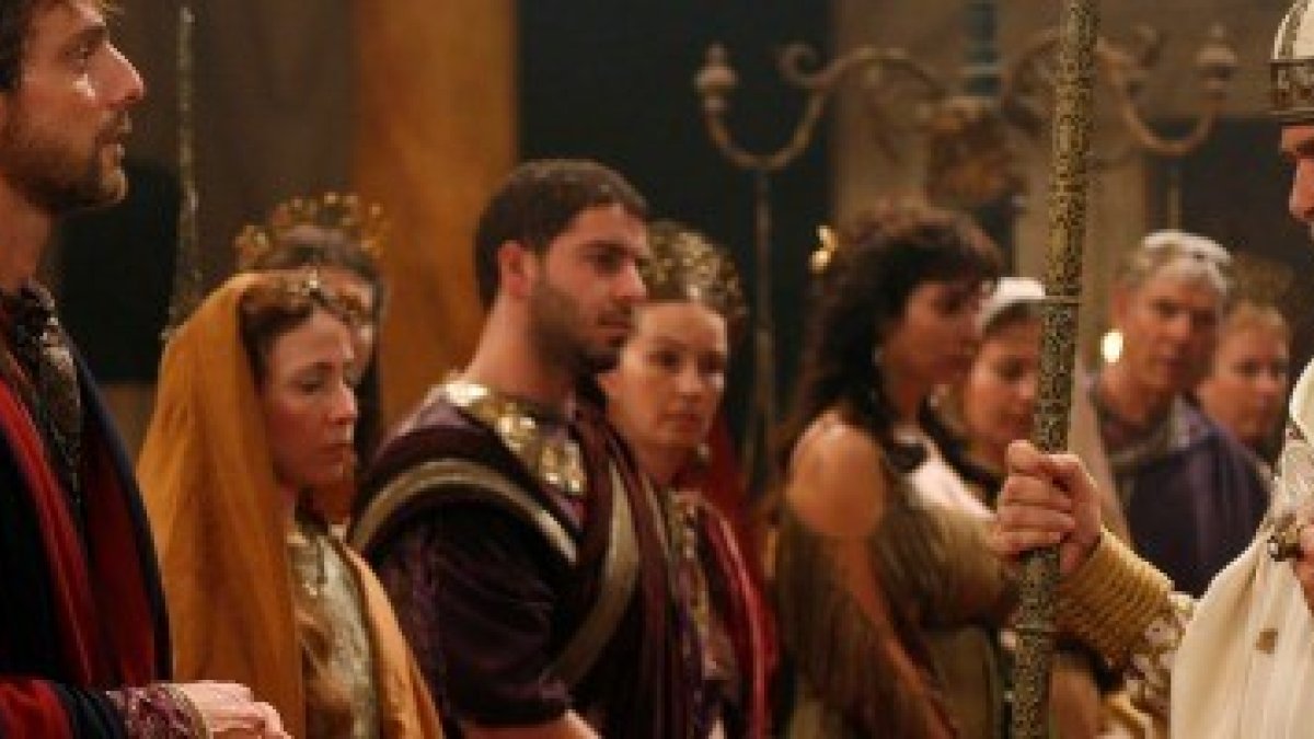 San Ambrosio -de obispo, a la derecha- se enfrenta a un joven Agustín aún pagano y cínico, en la película de Lux Vide de 2010