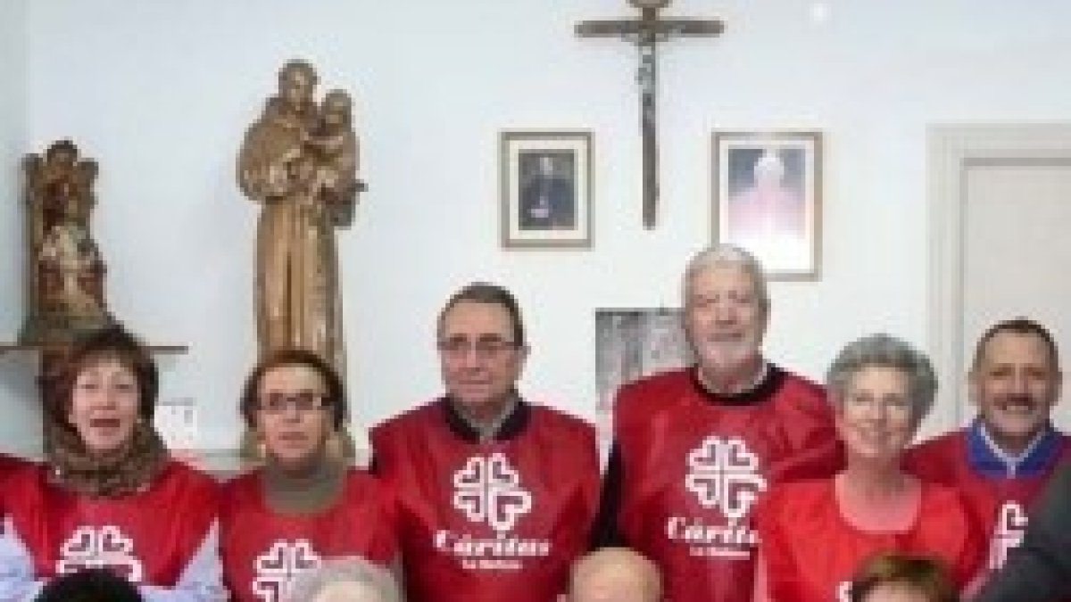 Voluntarios de la Cáritas Interparroquial de La Bañeza - atienden a 125 familias en esta ciudad leonesa de 10.000 habitantes