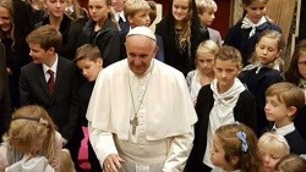 El Papa, junto con algunos niños de la familia Habsburgo