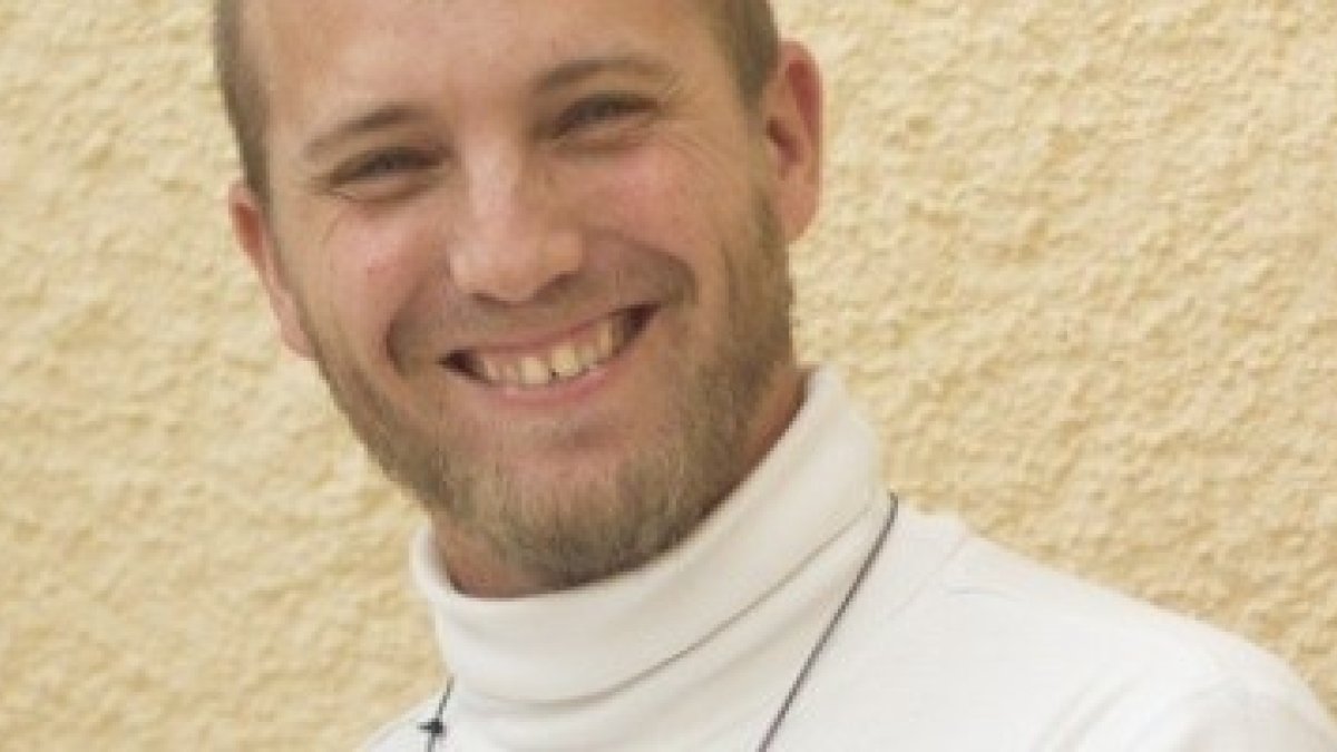 Joël Sprung, de familia atea e incluso anticlerical, estudió psicología, filosofía, ocultismo... buscando entender al ser humano... y rezando a Dios, cambió su vida