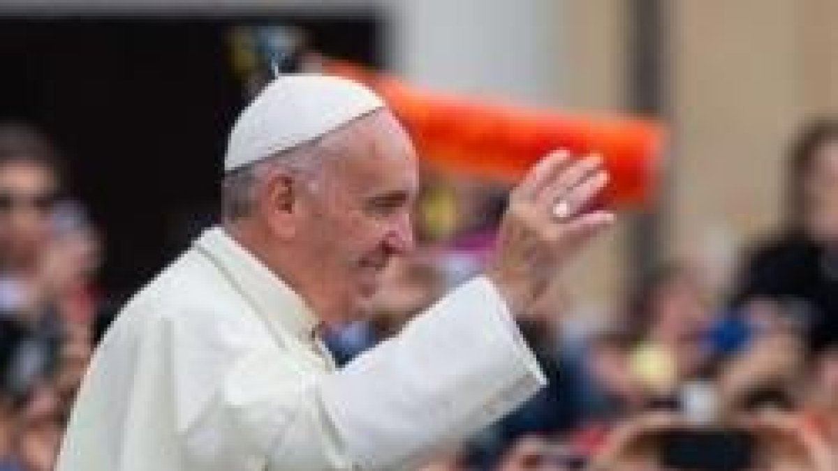 El Papa Francisco saluda a los peregrinos que acuden a la Plaza de San Pedro en las audiencias de los miércoles