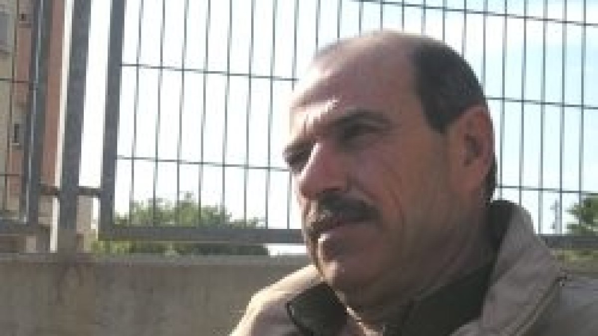 Mansour Al-Nagor enseguida ha recibido ayuda de Cáritas, pero el Estado lo ha atascado con burocracia ineficaz y no ayuda a su numerosa familia