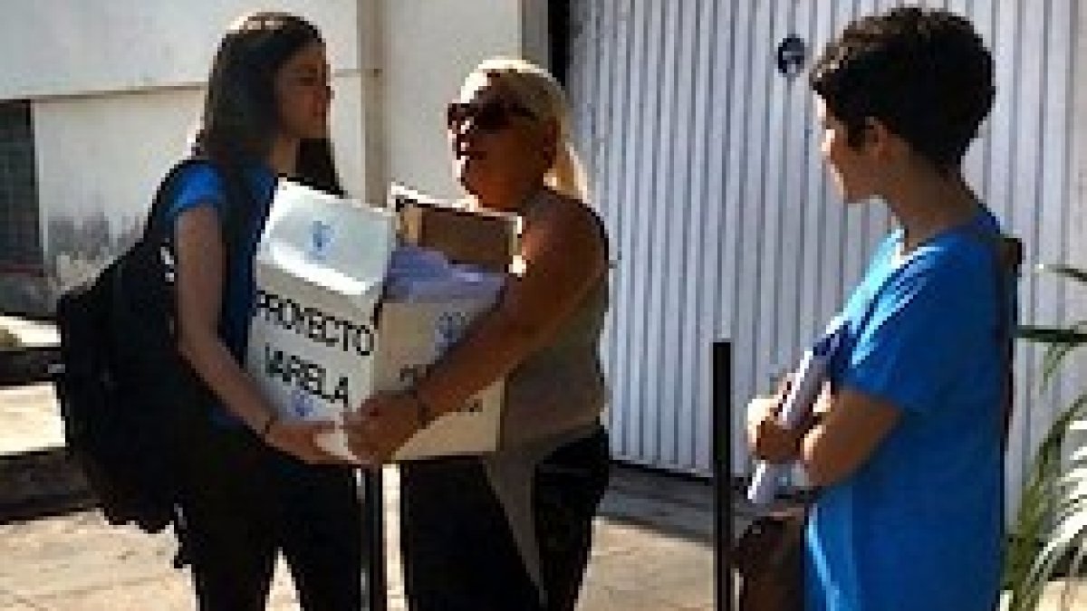 Rosa María Payá (izquierda) y Rosa María Rodríguez (centro), ante la asamblea popular del régimen cubano.