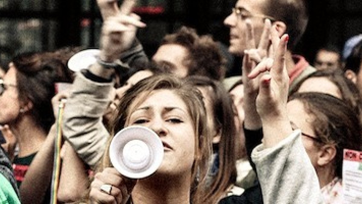Los Survivants en la calle, con su característico gesto de la mano sin un dedo.
