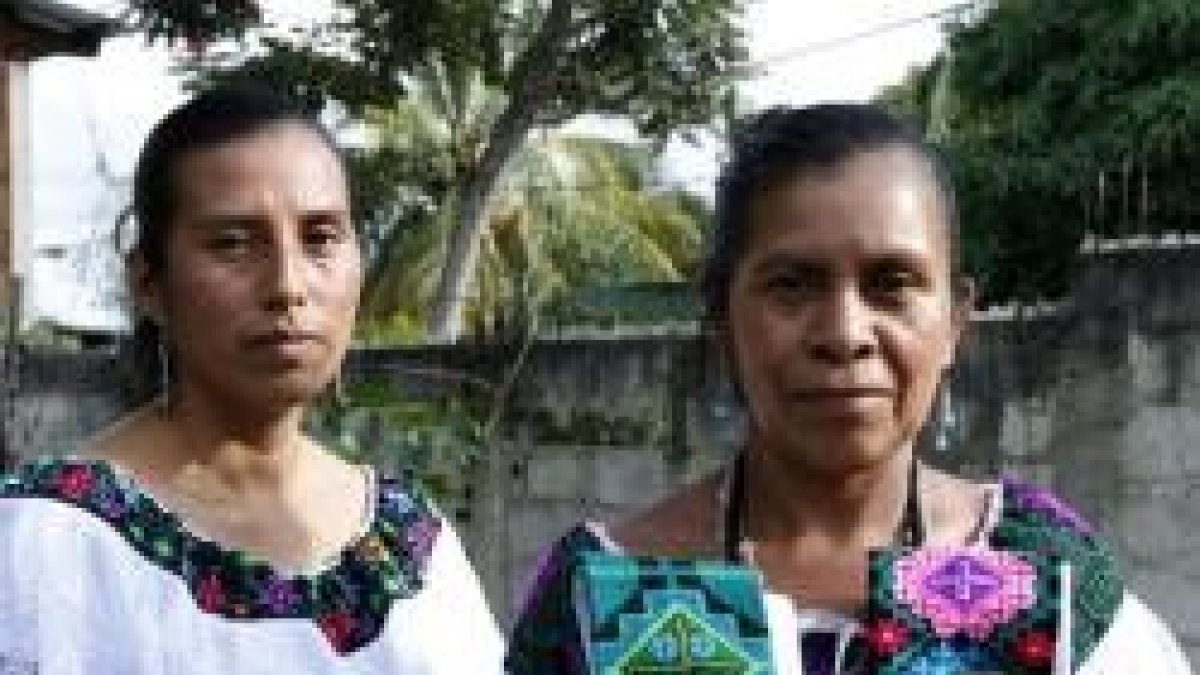 Las mujeres de la cooperativa Jluchiyej Nichimetic preparan en Chiapas los ornamentos que el Papa usará allí en misa