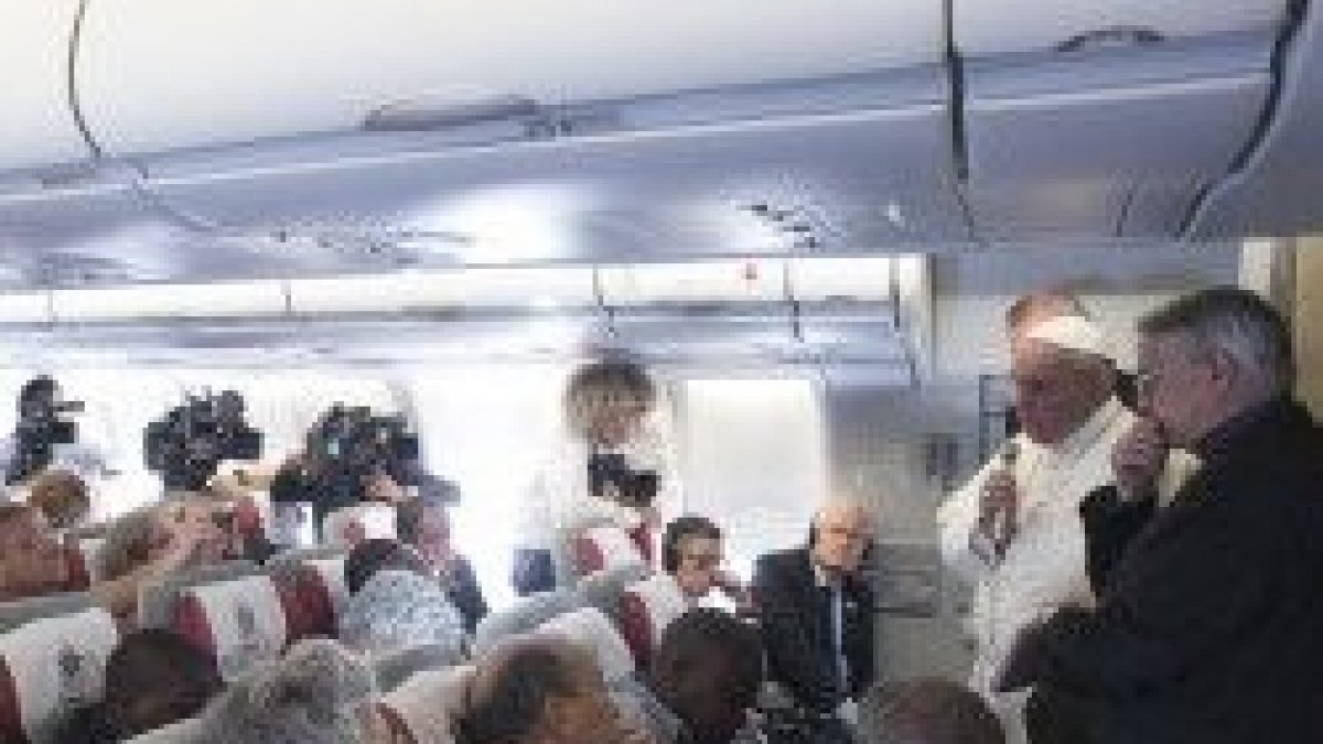 El Papa Francisco habla con los periodistas en vuelo hacia Armenia
