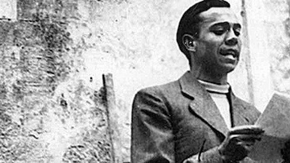 Miguel Hernández, en la inauguración de una plaza homenaje a su paisano y amigo Ramón Sijé en Orihuela, en abril de 1936.