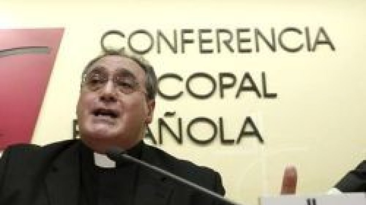 El padre José María Gil Tamayo, secretario de la CEE