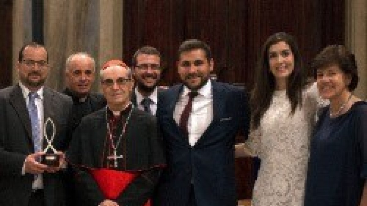 Los responsables de Goya Producciones y de la película Poveda recogen su premio Mirabile Dictu