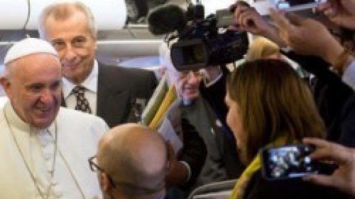 El Papa Francisco con periodistas en uno de sus viajes en avión