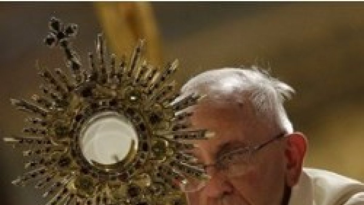 El Papa Francisco salió en procesión con la Santa Hostia