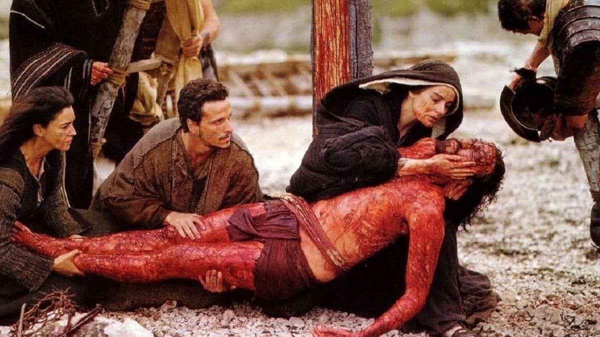 La Virgen, llora junto a Jesús tras bajar su cuerpo de la cruz
