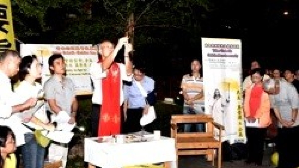 El padre Chen, franciscano, en la elevación - a la derecha, de gris, se inclina el cardenal Zen