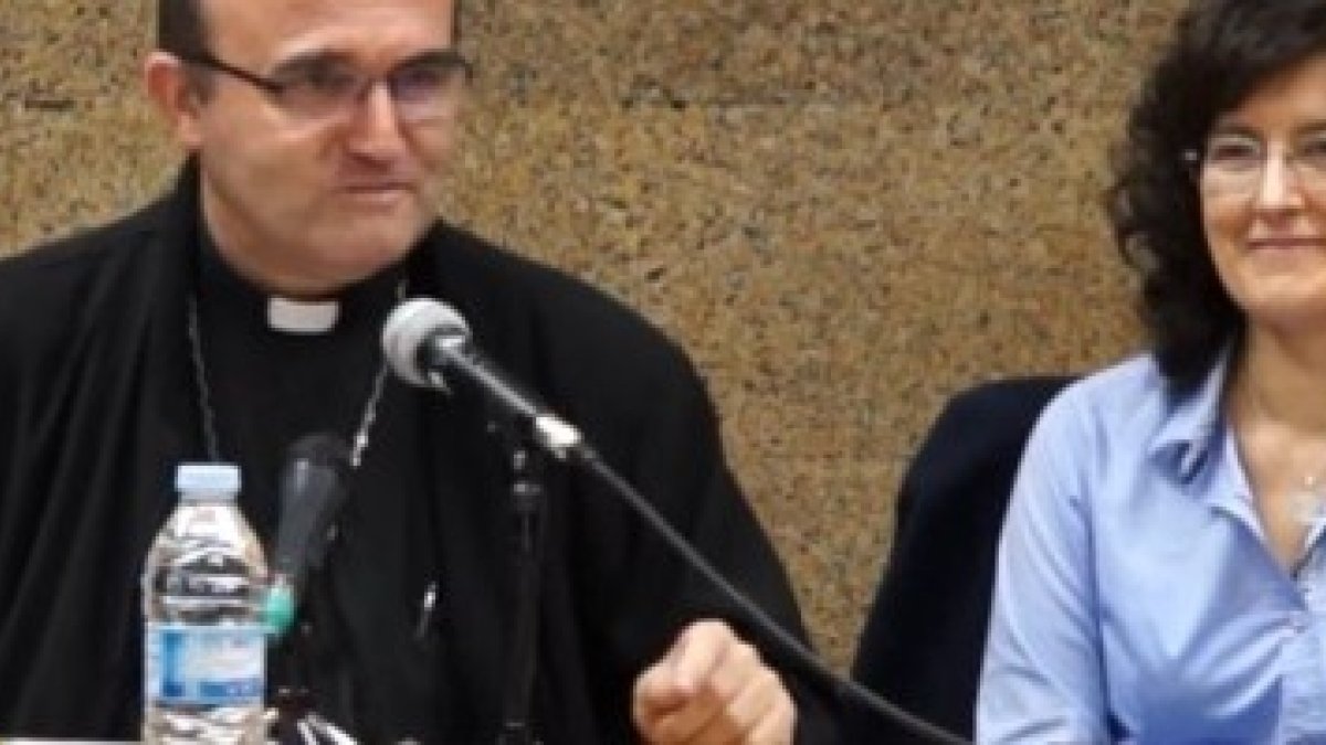 Asunción Ruíz, de Valencia, explicó su testimonio en el seminario de San Sebastián, presentada por el obispo José Ignacio Munilla